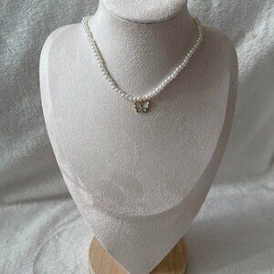 Butterfly gold necklace with pearls